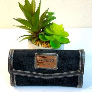 GUESS Women’s Trifold Wallet